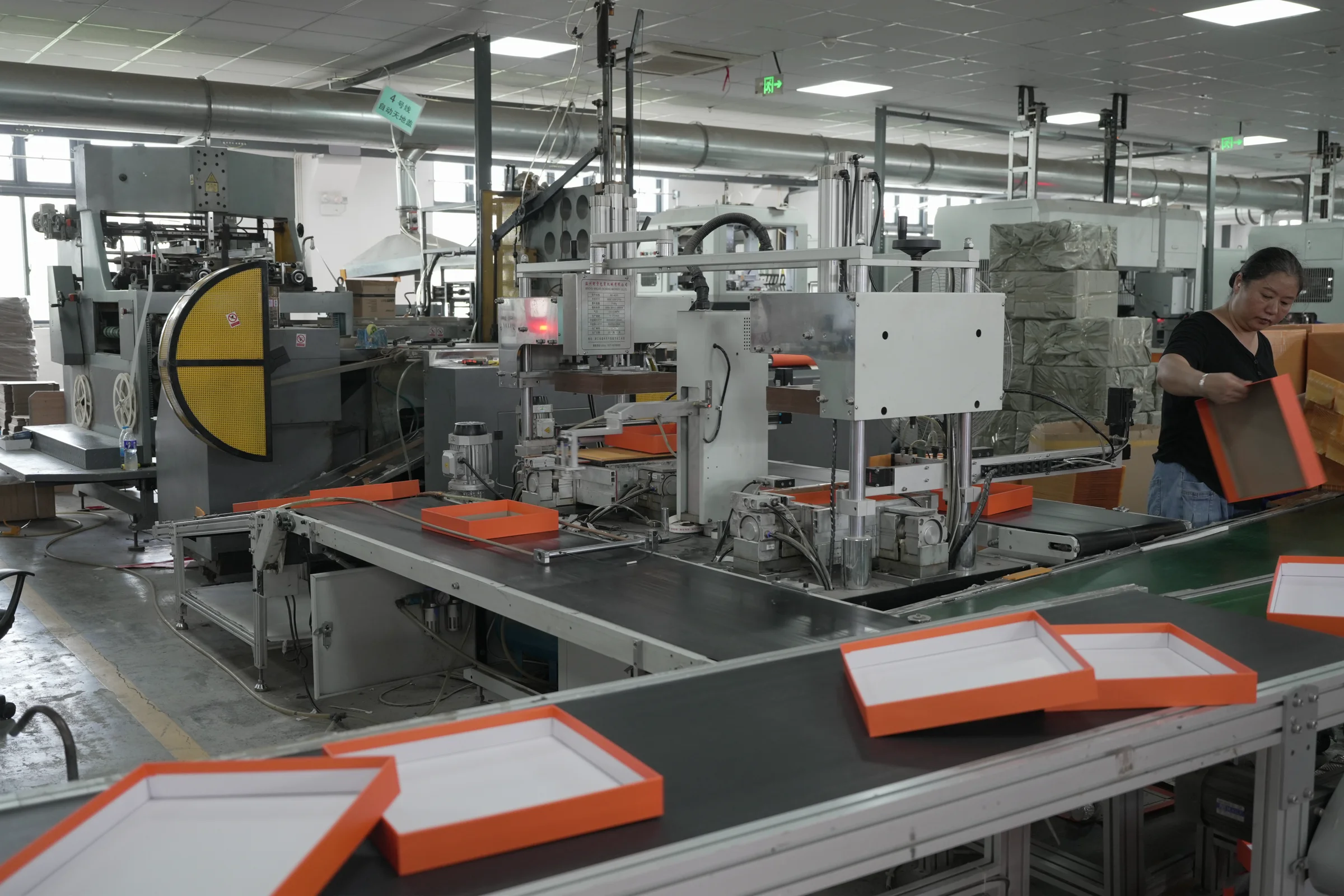 Automatic box forming machine